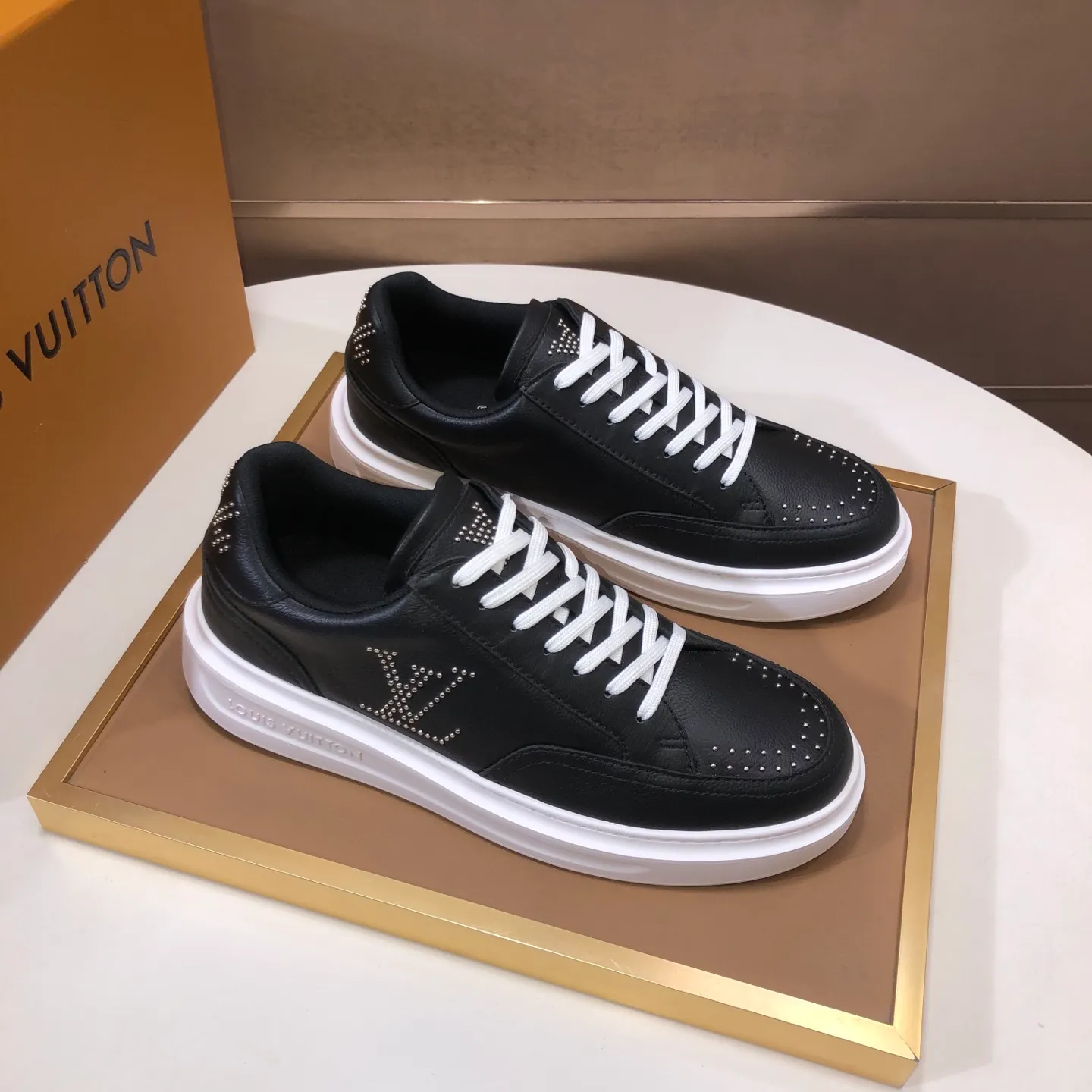 Factory batch 640💰original development, quality shipment, welcome to compare - LV sneaker series sports shoes introduce the loose silhouette of the ready-to-wear series into the spring and summer men's wear shows and make an eye-catching appearance. The cow leather upper is combined with rough fabric laces, and colorful beading highlights the brand's classic elements. LV letters mark the tongue and Monogram floral outsole. Mixed materials Made of top-grain cowhide, thick shoelace design, large Monogram print on the side, mesh lining and cotton feet, the comfort is as extreme as ever, premium heritage, quality first, worth owning! Size: Men’s 38-45 (45 is custom-made and cannot be returned or exchanged)